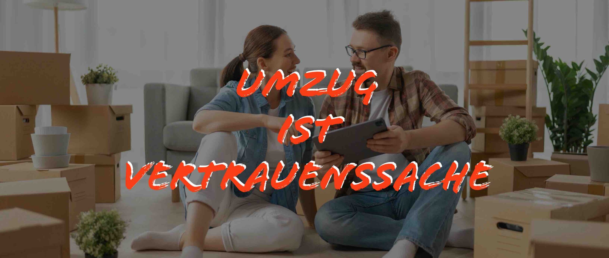 Umzugsunternehmen Hannover - Ein Mann und eine Frau sitzen auf dem Boden, umgeben von Umzugskartons in einem hellen, sonnendurchfluteten Raum. Der Mann hält ein Tablet in der Hand und beide lächeln sich an. Der eingeblendete Text lautet „Umzug ist Vertrauenssache“ und unterstreicht, wie wichtig es ist, das richtige Umzugsunternehmen auszuwählen.
 Umzug Hannover