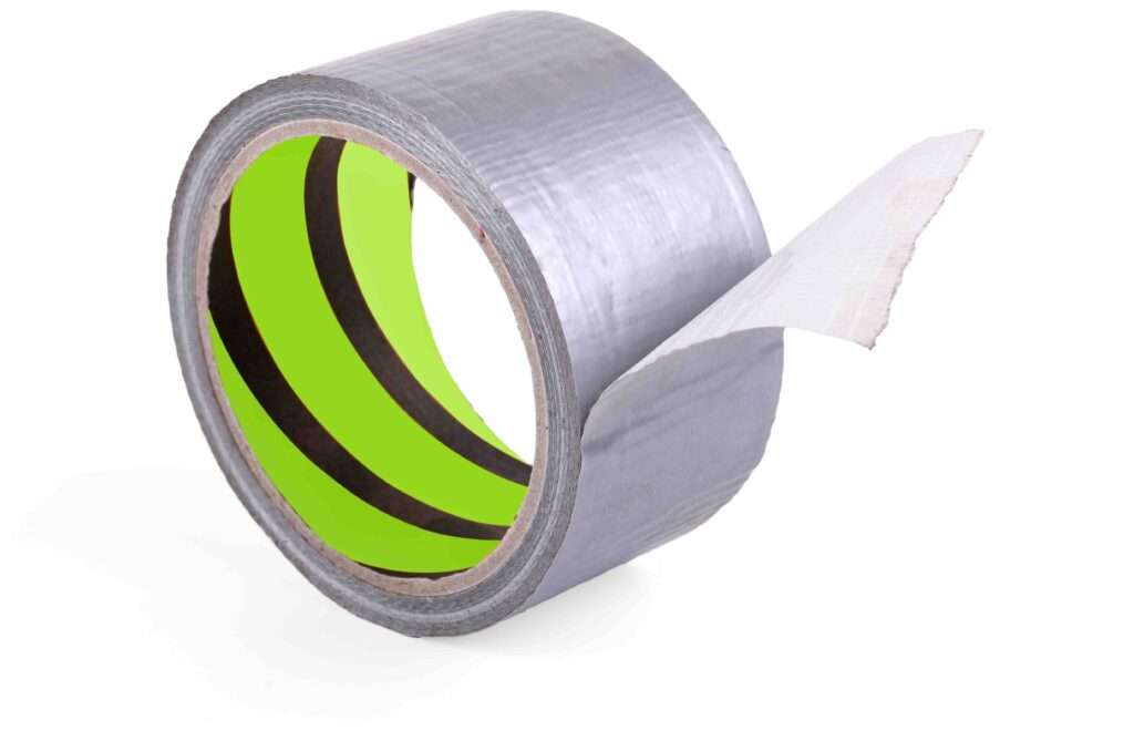 Umzugskartons 11 Umzugsunternehmen Hannover - Eine teilweise abgerollte Rolle silbernes Isolierband mit einem hellgrünen und schwarzen Innenkern auf weißem Hintergrund – ideal, wenn Sie Klebeband in der Nähe von Hannover kaufen möchten. Umzugsunternehmen Seelze.